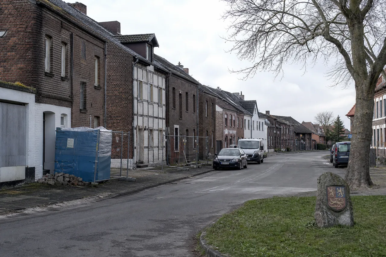 AI-foto van een realistisch Duits dorp bij voormalige bruinkoolwinning met lege huizen, herstelwerk en een sobere overgangssfeer als beeld bij terugkeer naar geredde dorpen.