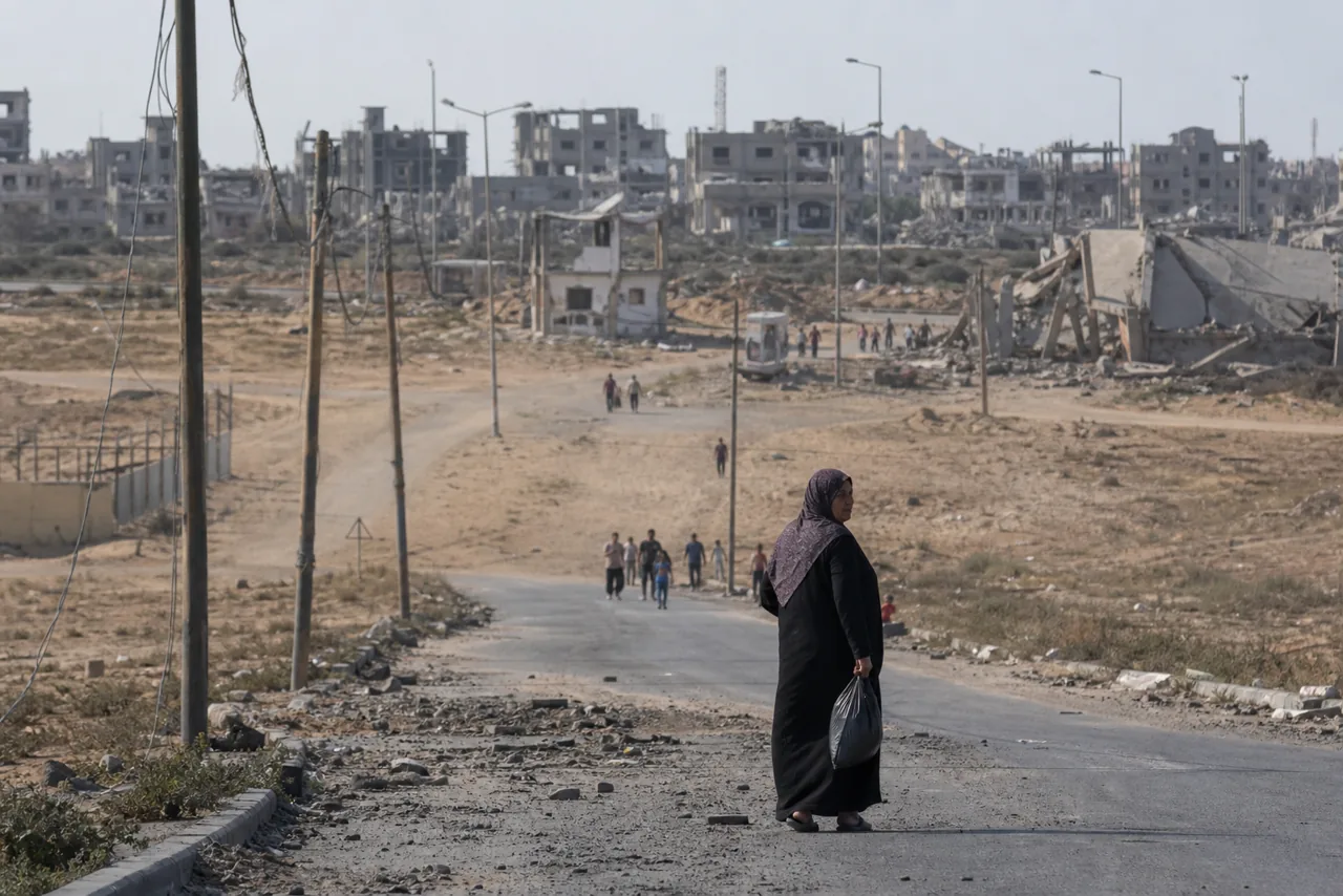 AI-foto van een realistische grensachtige omgeving bij Gaza met beschadigde infrastructuur, stof en mensen in de verte als beeld bij groeiende controle en angst.