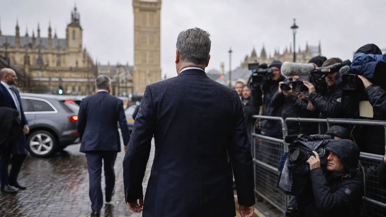 AI-foto van een realistische Westminster-scene met perscamera's, regen en officiële voertuigen als beeld bij Britse leiderschapsdruk.
