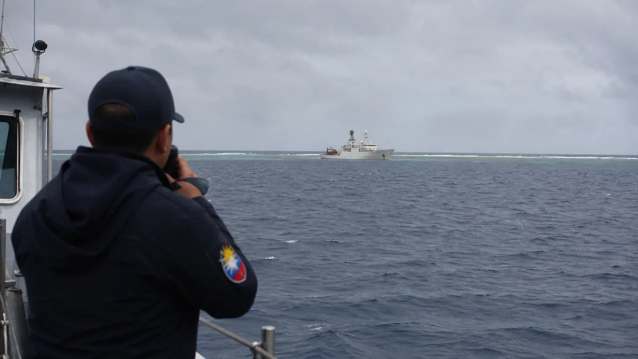 AI-foto van een kustwachtvaartuig bij een verre rifrand onder bewolkte lucht, als beeld voor spanning rond Scarborough Shoal.
