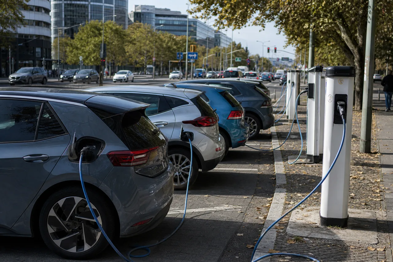 Elektrische auto's laden bij publieke laadpalen in een Europese stad.