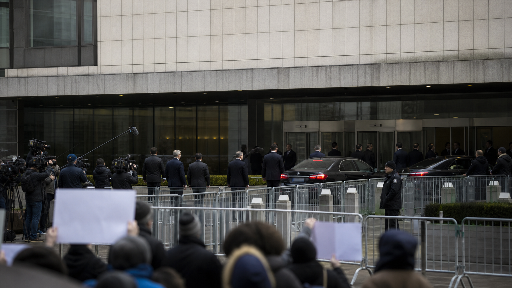 AI-foto van een anoniem Brussels vergadergebouw met pers en beveiliging als beeld bij EU-overleg met een Taliban-delegatie.