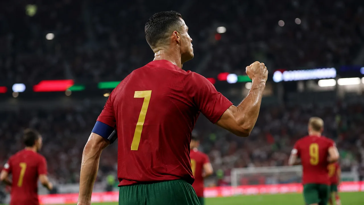 AI-foto van een ervaren Portugese aanvaller die onder stadionlichten een doelpunt viert als beeld bij Ronaldo's historische WK-record.