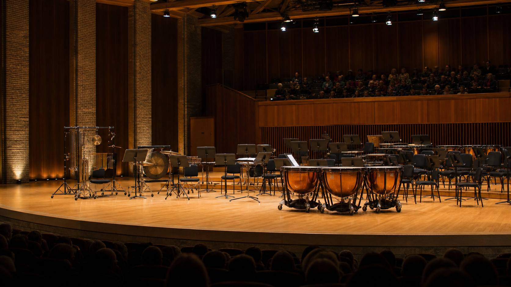 AI-foto van een concertzaal met percussie, muziekstandaards en warm podiumlicht als beeld bij Aldeburgh Festival 2026.