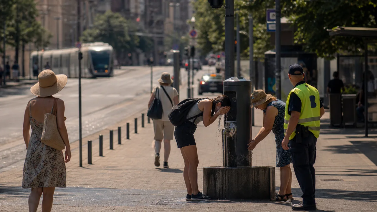 AI-foto van een Europese stadsstraat tijdens hitte met waterpunt, tramrails, schaduwzoekers en een hulpverlener als beeld bij hittestress voor publieke voorzieningen.