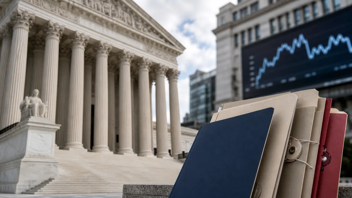 AI-beeld van een Amerikaans gerechtsgebouw met dossiers en een vage financiele grafiek als beeld bij Supreme Court-uitspraken over agentschappen en de Federal Reserve.