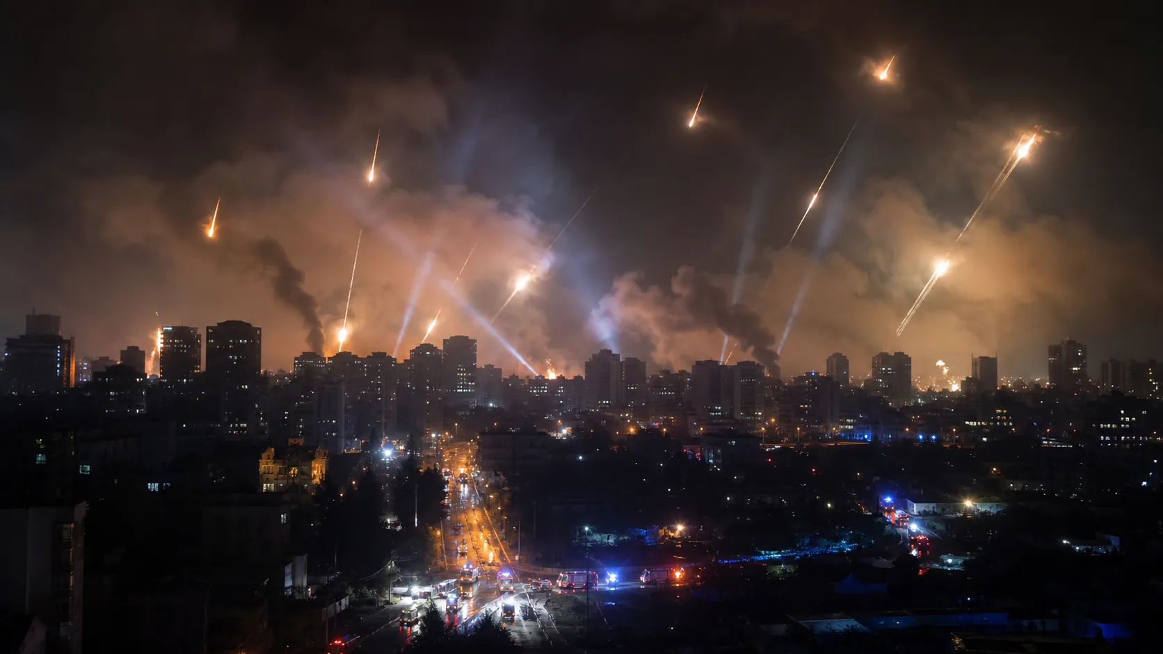 AI-beeld van een Europese stad bij nacht met rook, noodlichten en zoeklichten als illustratie bij een drone- en raketaanval op Kyiv.