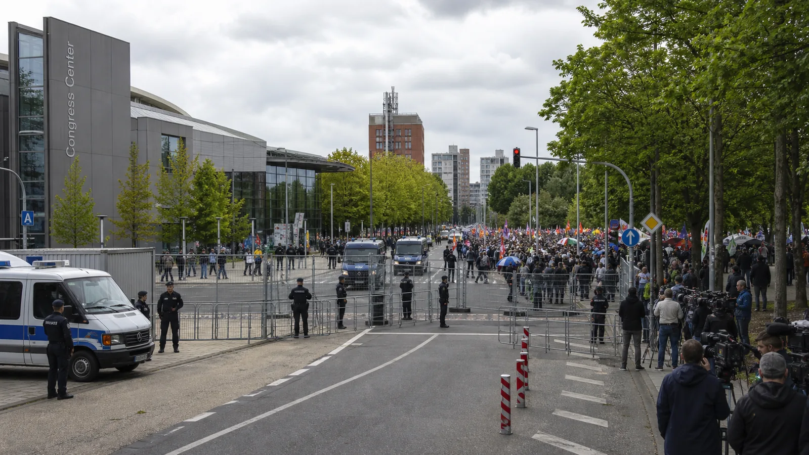 AI-beeld van een Duitse congreslocatie met politieafzetting, demonstranten en perscamera's als illustratie bij protestnetwerken rond de AfD-partijdag in Erfurt.