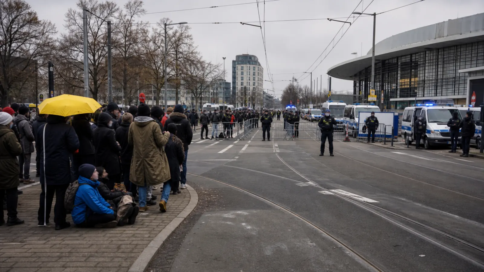 AI-beeld van een Duitse straat bij een congreslocatie met politieafzettingen en demonstranten op afstand als verbeelding van protest rond de AfD-partijdag in Erfurt.