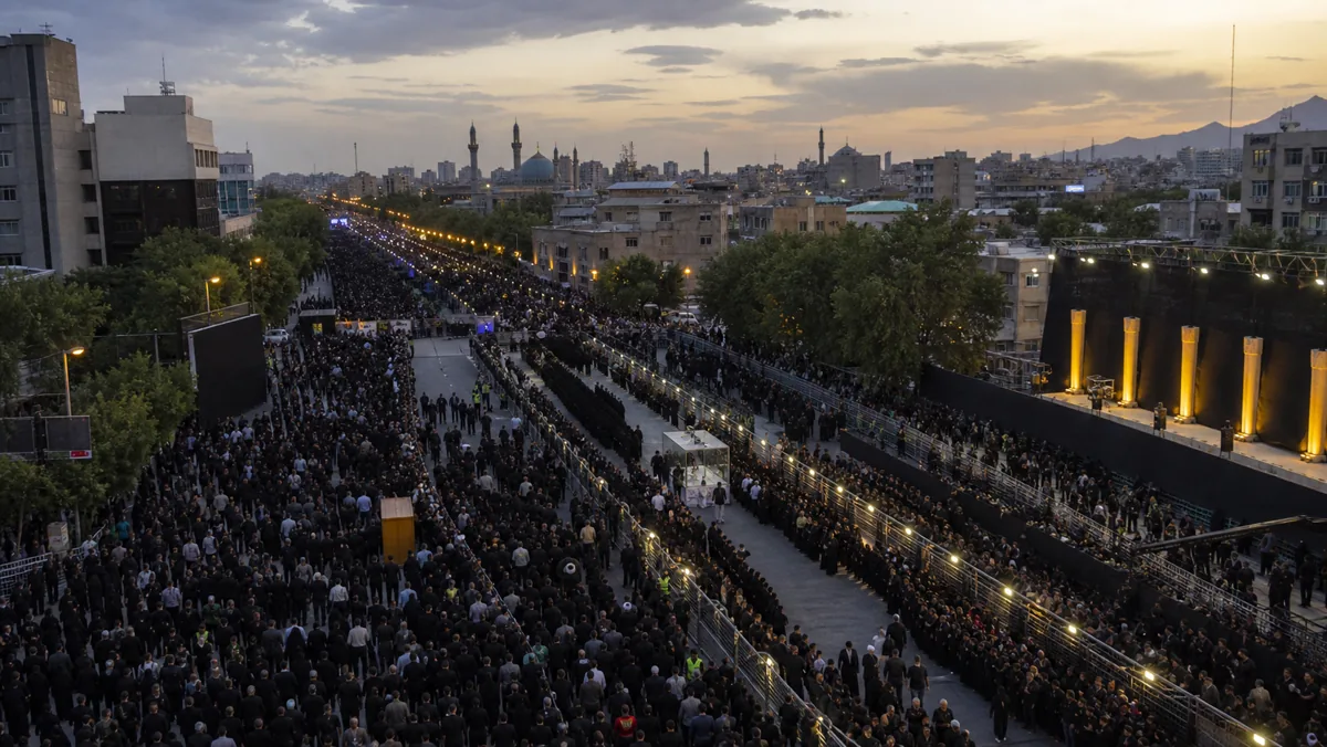 AI-beeld van een grote rouwprocessie in een Tehran-achtige stad bij schemering als illustratie bij de uitvaartceremonies rond Ali Khamenei.