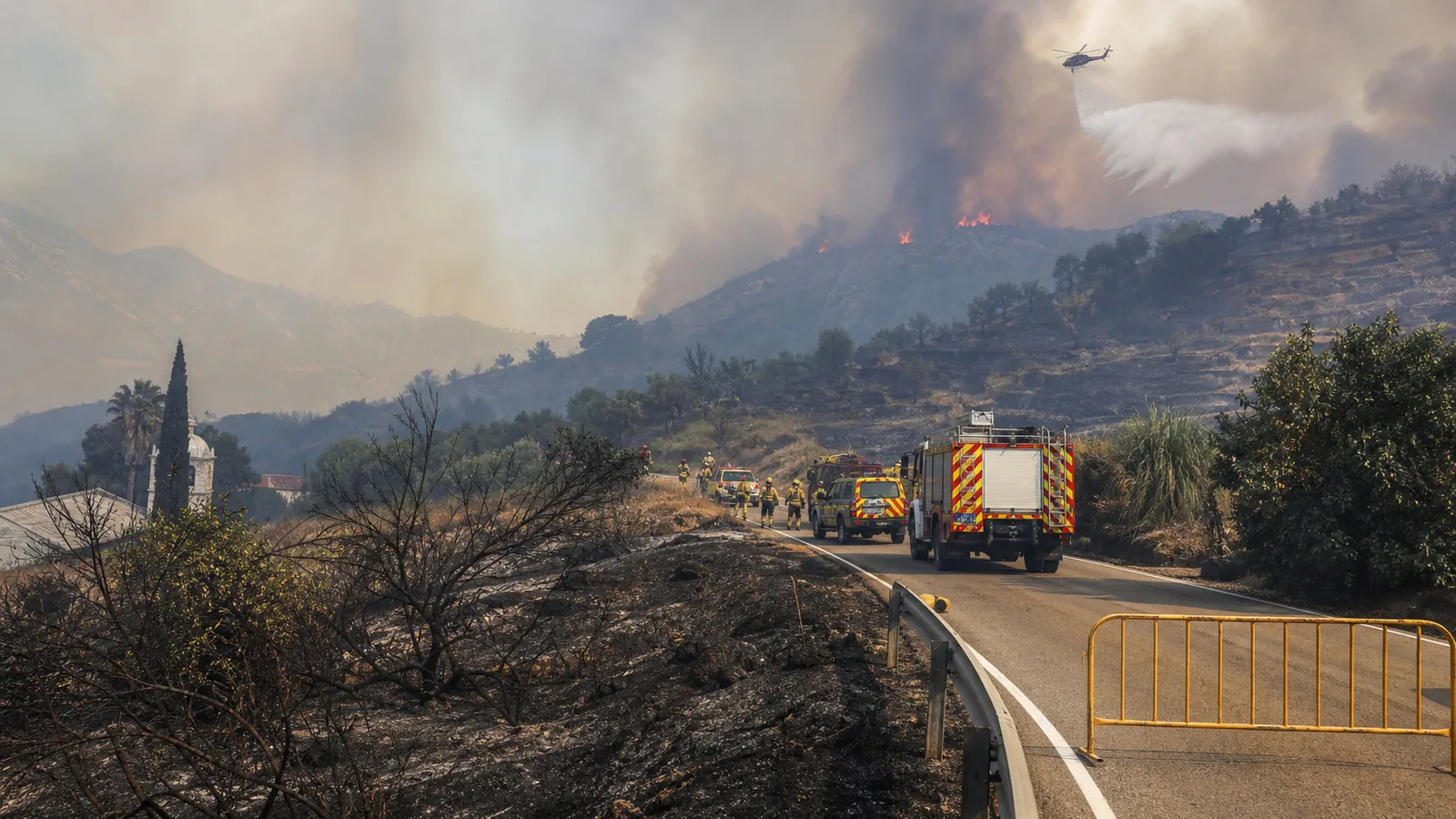 AI-beeld van een bosbrandbestrijdingsoperatie in Zuid-Spanje met brandweerwagens, rook en een blushelikopter op afstand, als illustratie bij de brand in Almería.
